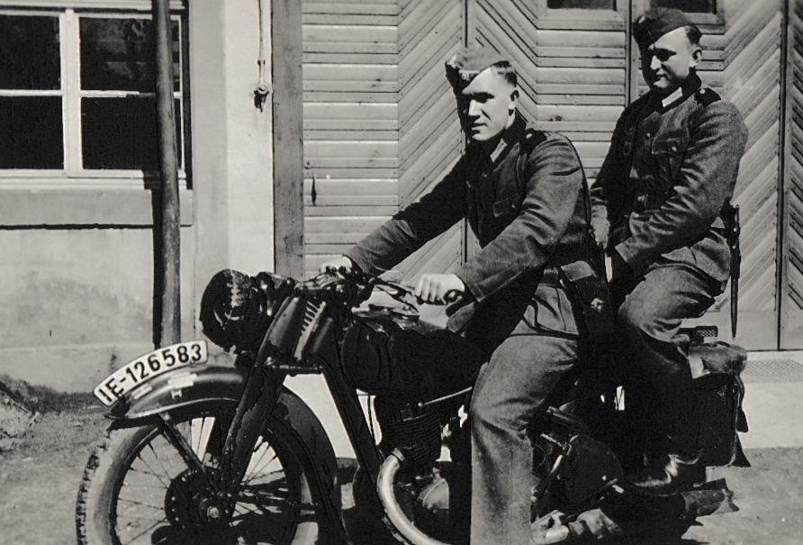 Johannes mit einem Kameraden auf dem Motorrad